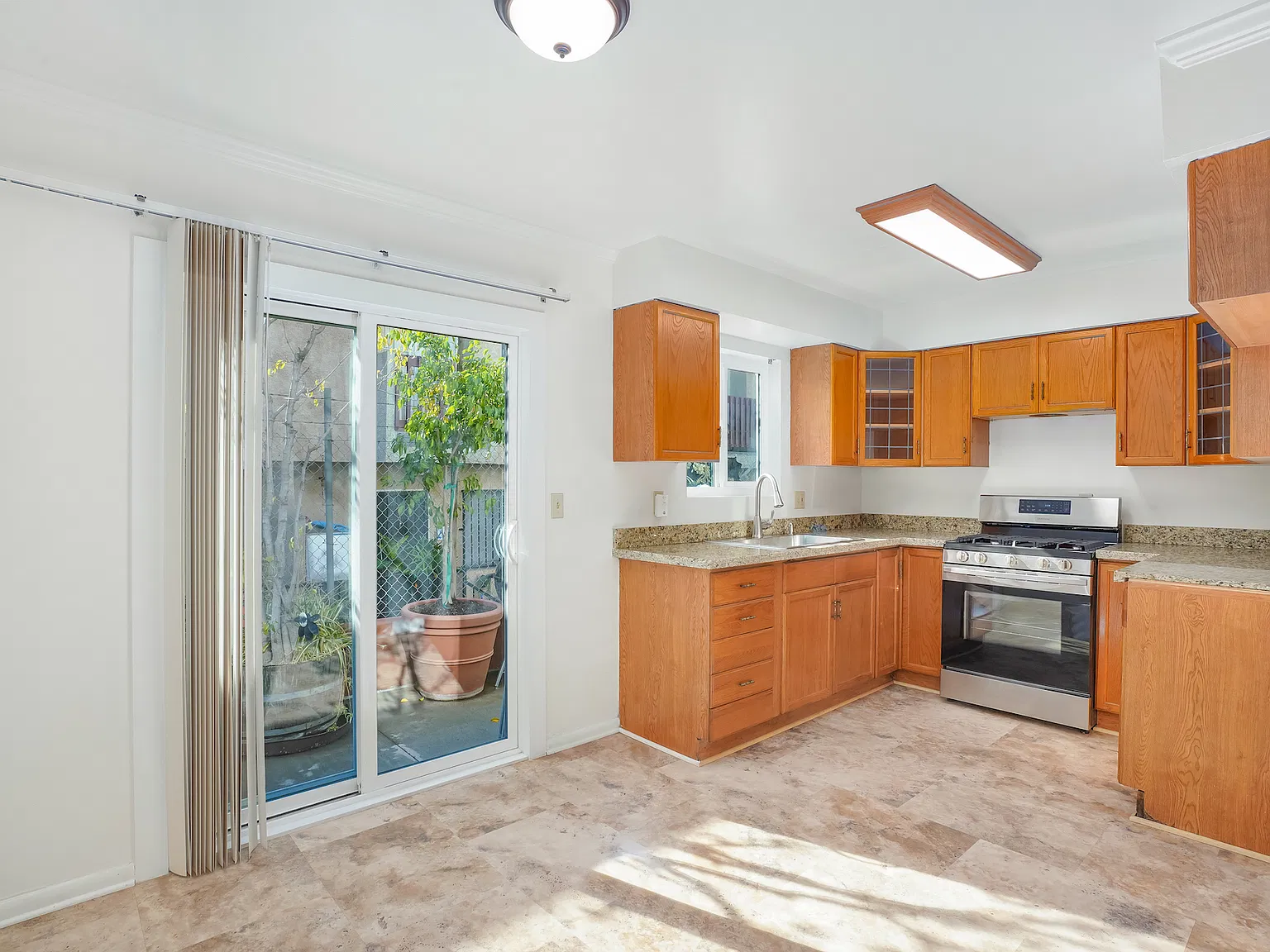 2 bed, 1.5 bath, 900 sqft, $2,750 — Photo 3