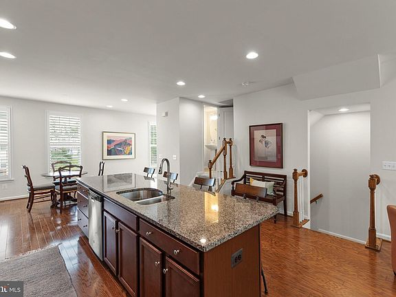 3rd image of 124 Sequoia Dr