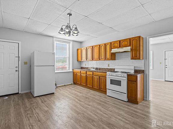 5th image of 107 Macarthur Ave APT 2