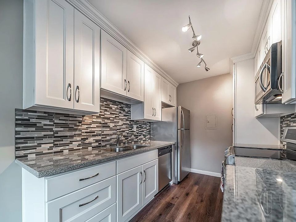 1st image of 5328 Newcastle Ave Unit 30