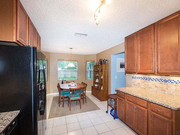 4th image of 13 Pine Circle Dr