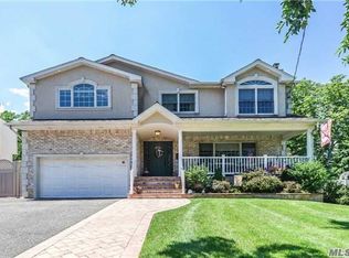 2540 Lindenmere Dr, Merrick, NY 11566