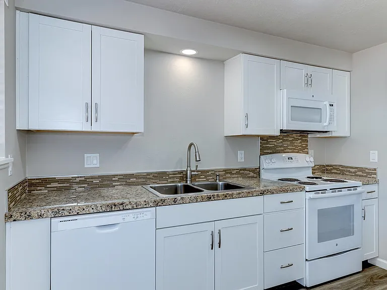 Beautifully Renovated 2 Bed, 1 Bath Townhouse Available July 1st! — Photo 3
