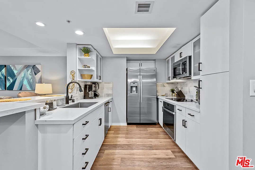 1 bed, 1.0 bath, 854 sqft, $4,395 — Photo 3
