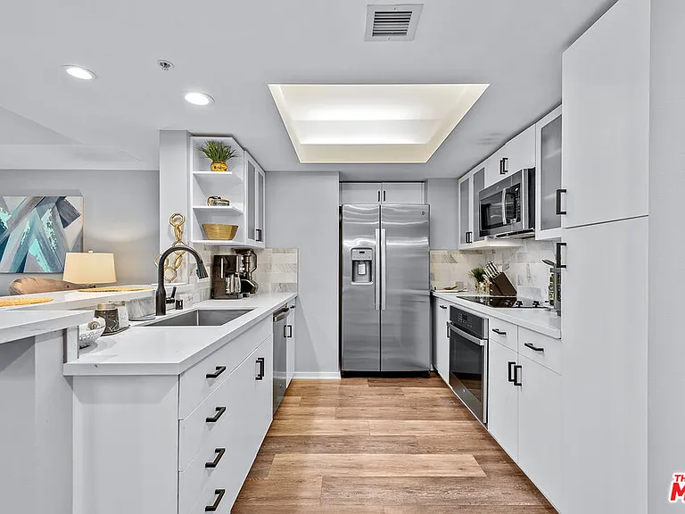 13700 Marina Pointe Dr #627 — Photo 3