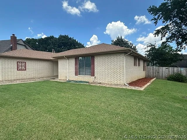 3 bed, 2.0 bath, 1939 sqft, $1,925 — Photo 2