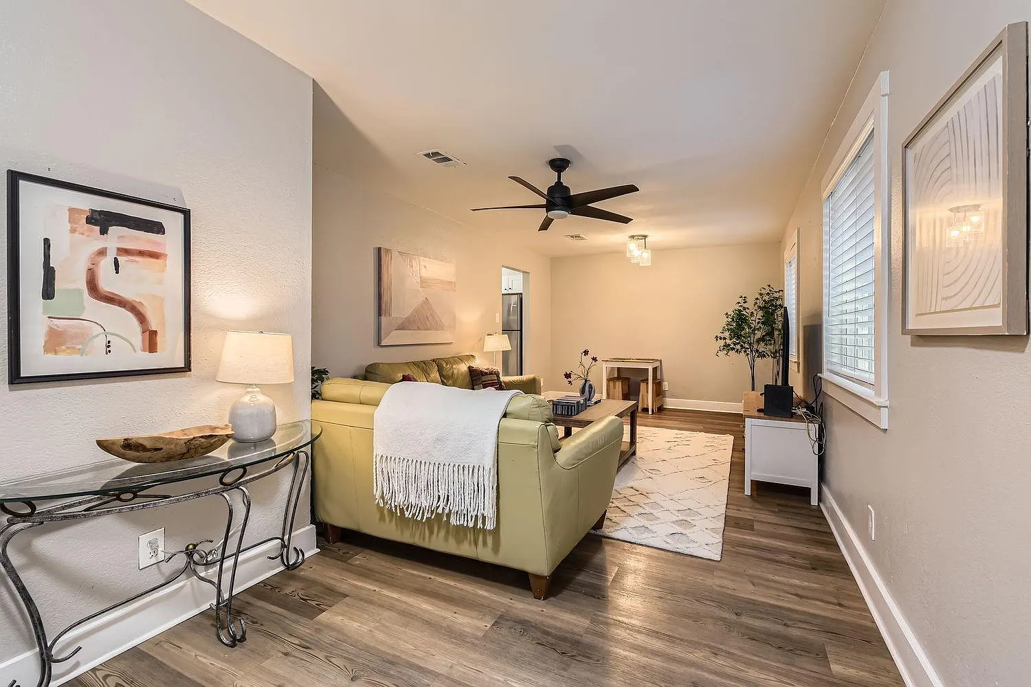 3 bed, 1.0 bath, 987 sqft, $2,095 — Photo 3