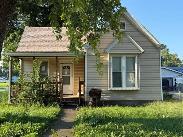 901 E Macon St, Clinton, IL 61727