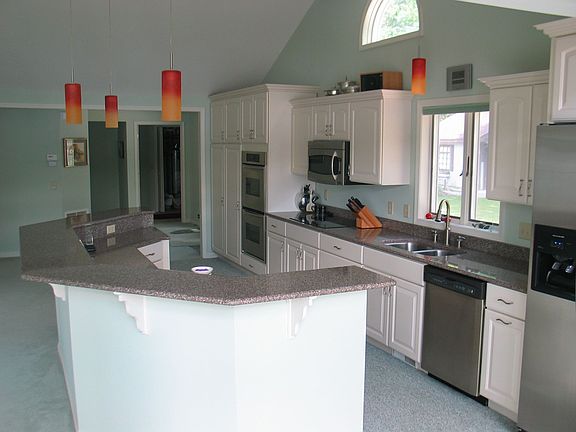 4th image of 211 Oak Grove Dr