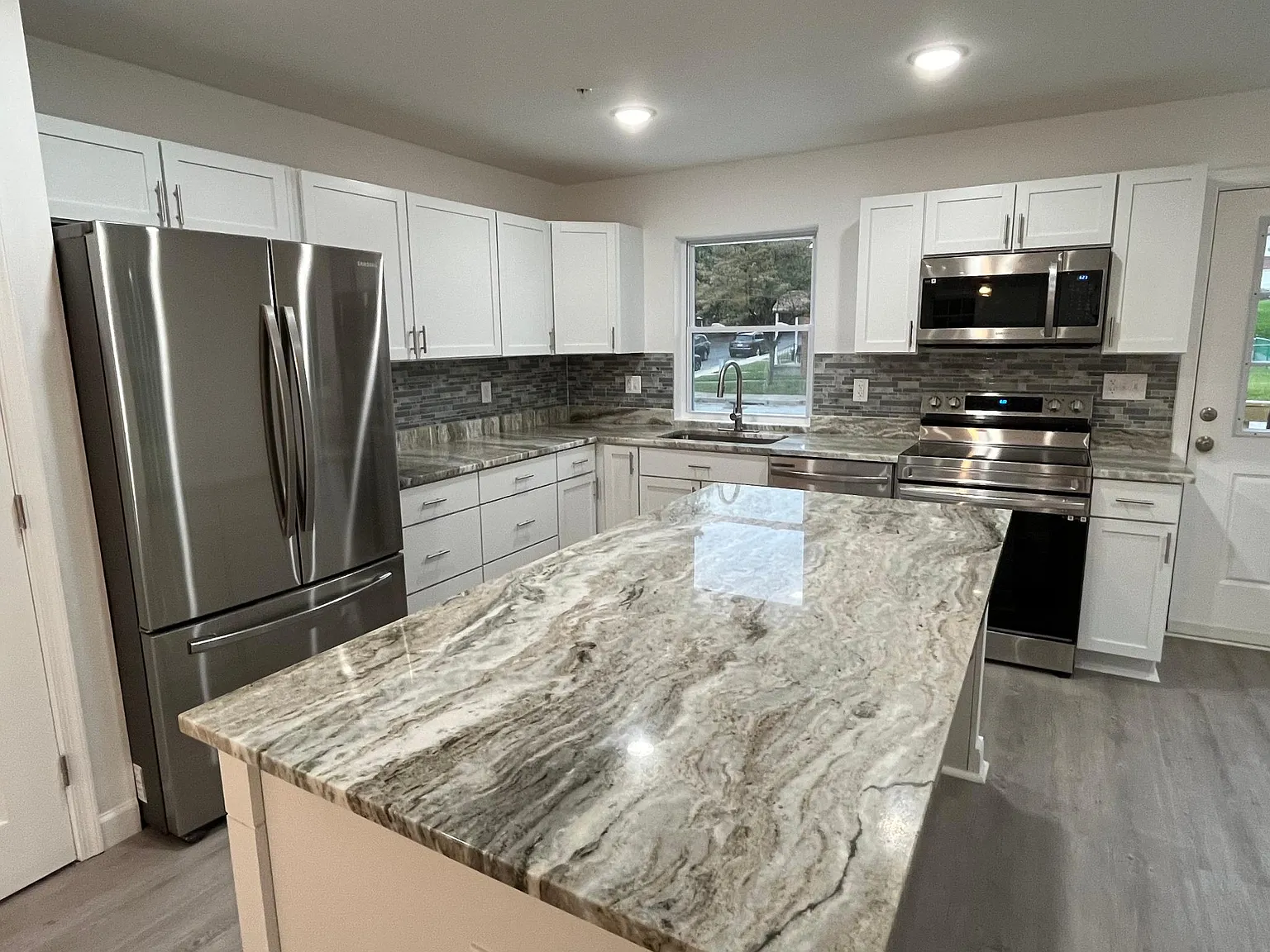 6 bed, 3.5 bath, 2200 sqft, $895 — Photo 2