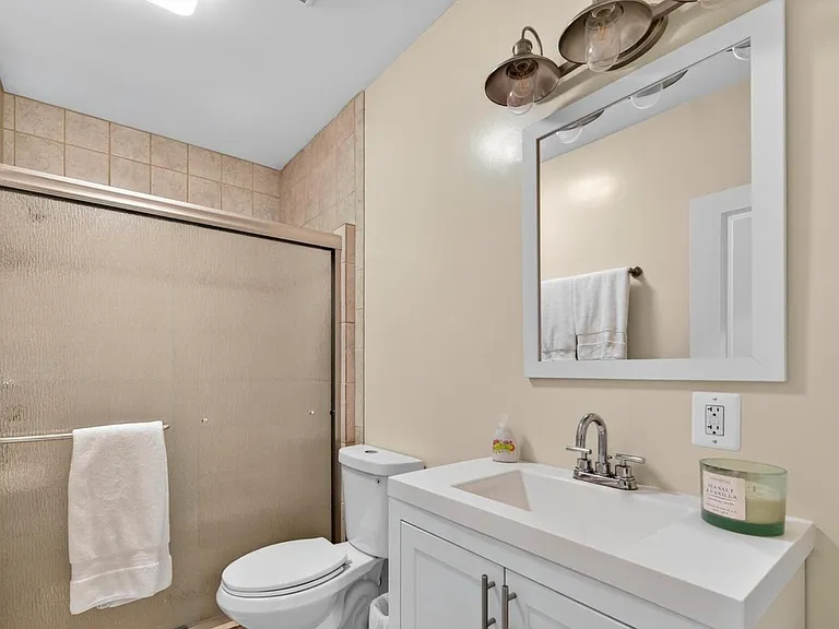 Toboggan Cir — Photo 10
