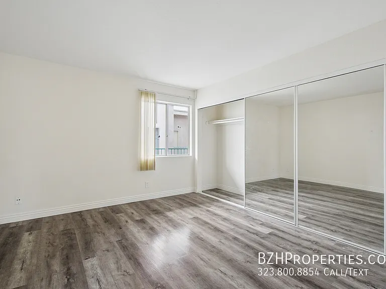 870 Crenshaw — Photo 16