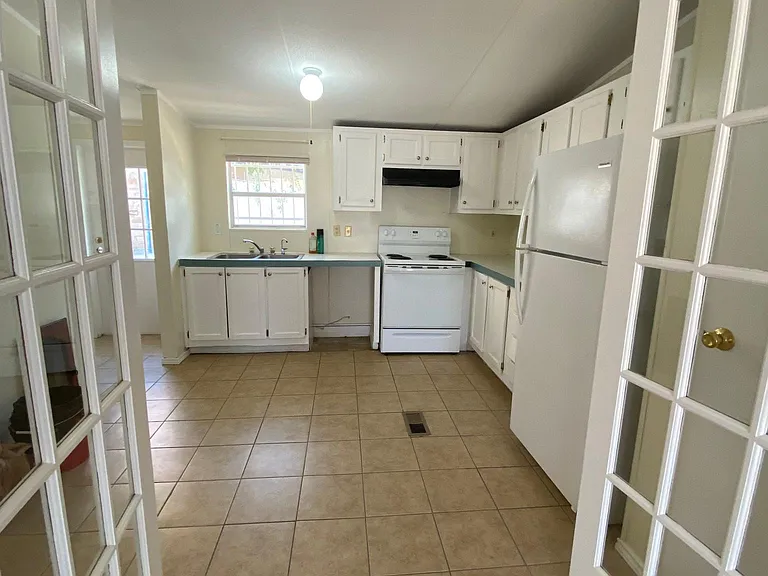 909 W Calais Pl — Photo 5