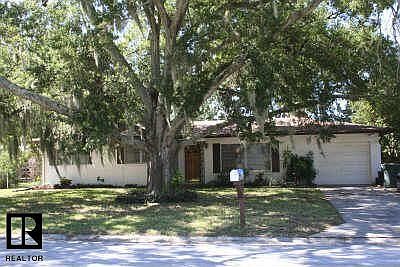 Attractive home under the shade of the oak tree!