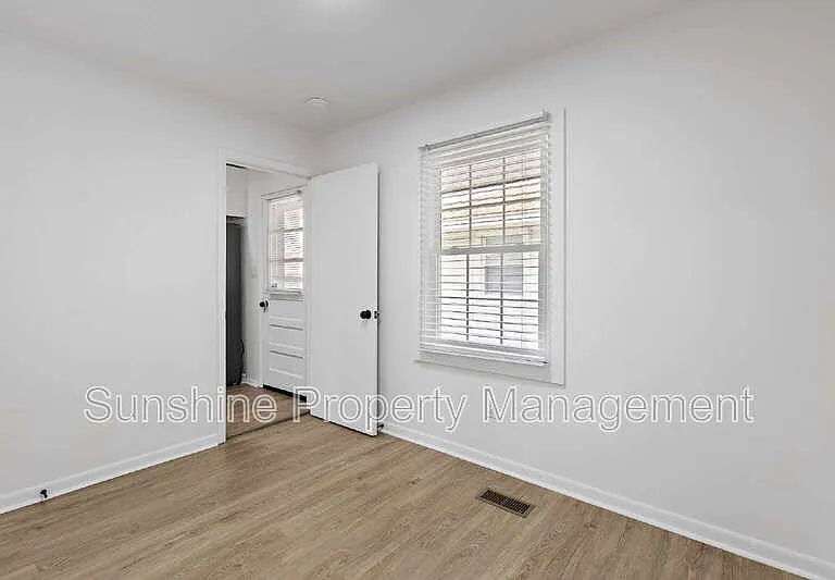 906 37th St — Photo 6