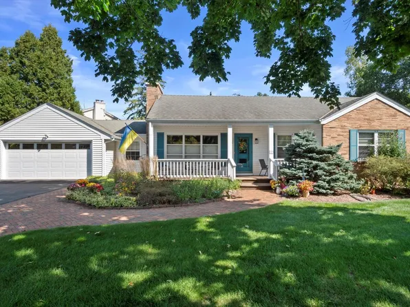 9040 North Lake DRIVE, Bayside, WI 53217