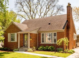 1211 Torrey Rd, Grosse Pointe Woods, MI 48236