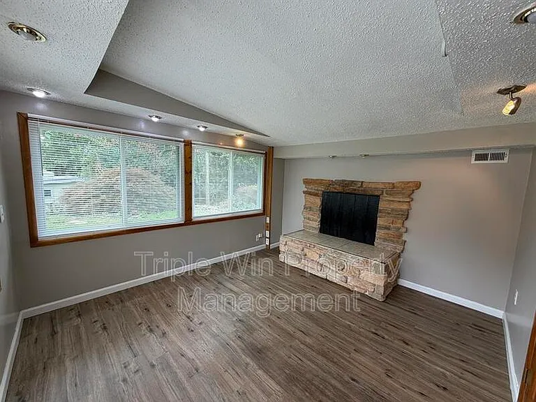 810 Saint Anthony Ln — Photo 25