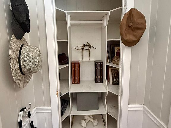 5th image of 340 W 6TH Street