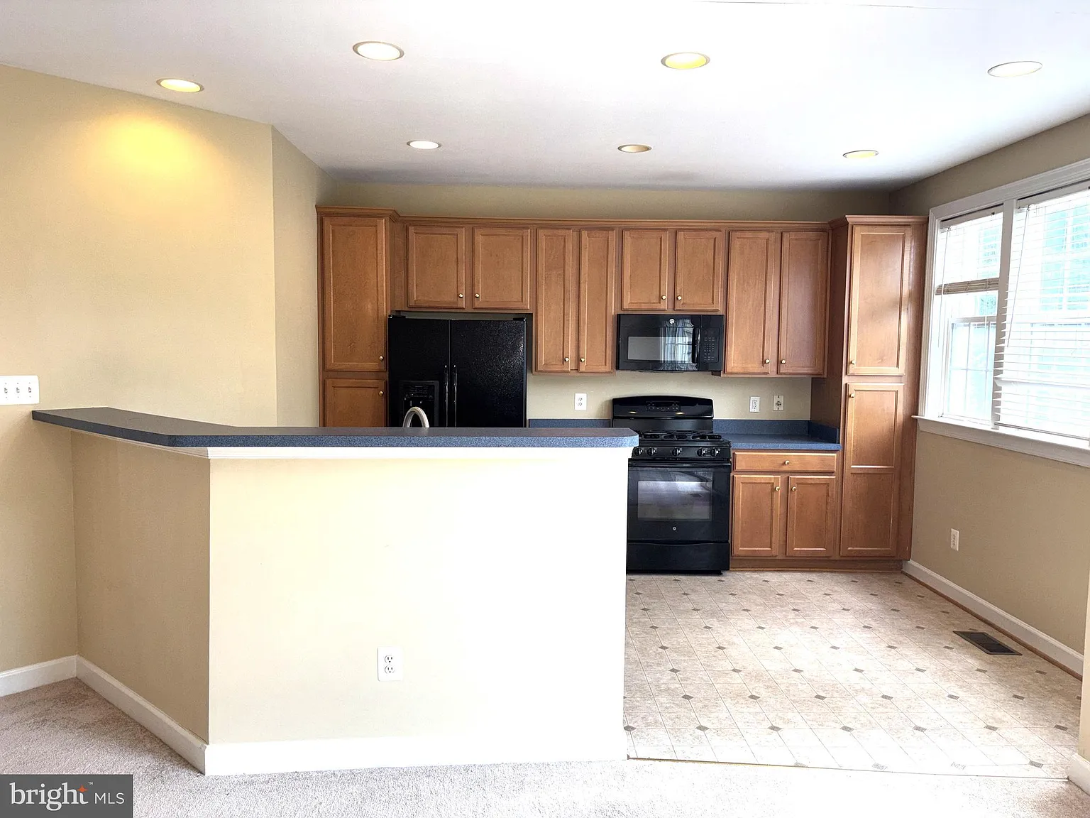 3 bed, 2.5 bath, 2250 sqft, $3,099 — Photo 2