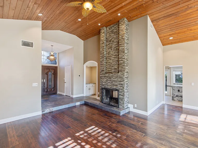 3332 Holloway St — Photo 11