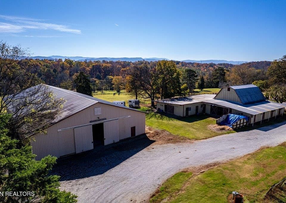 16th image of 4728 N Wildwood Rd