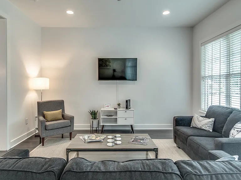 418 Douglas Ave — Photo 16