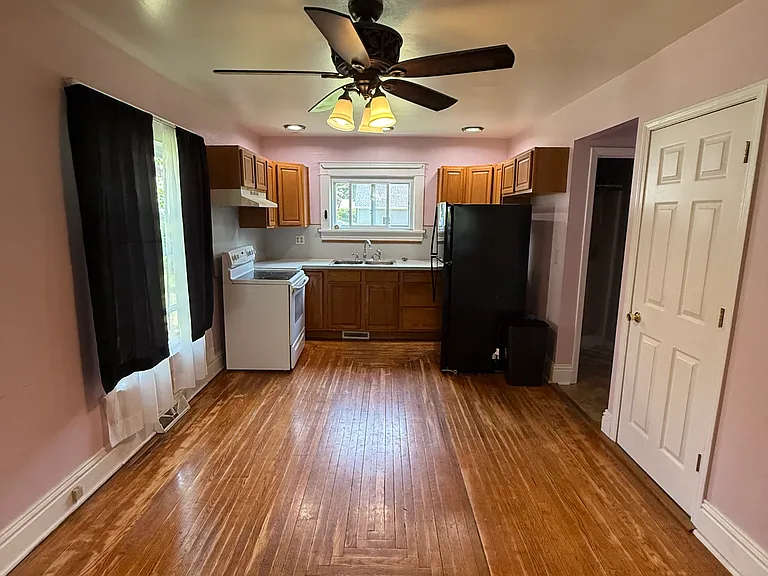 209 W Holcomb St — Photo 3