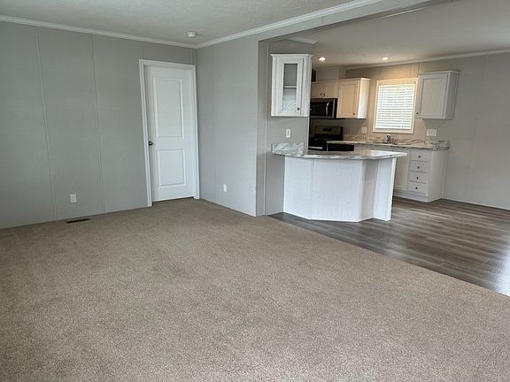 4th image of 180 Oak Ave #180