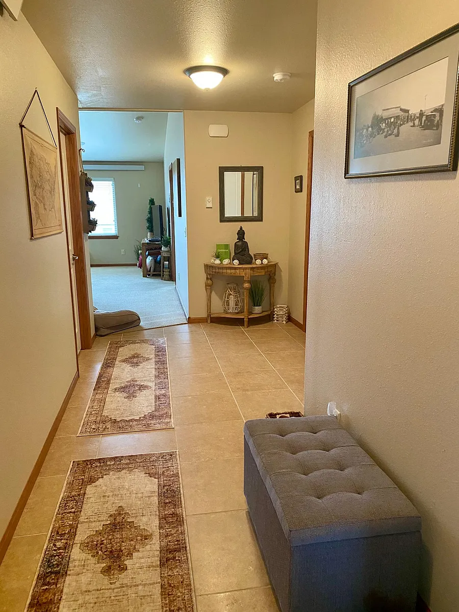 Entry - 411 Sapphire Ln