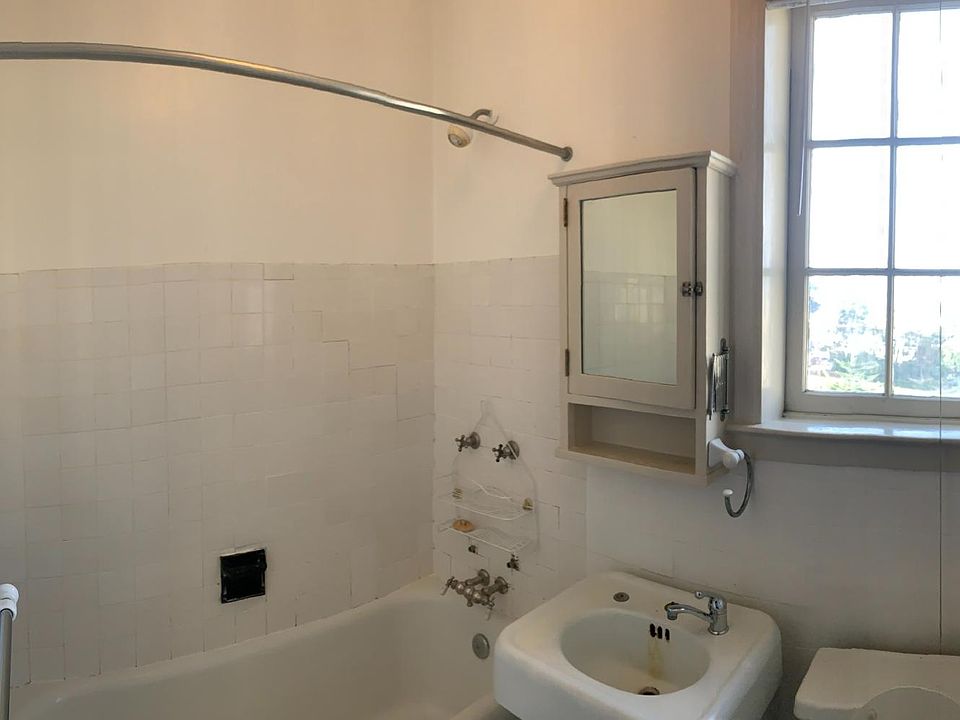 1st image of 655 Steiner St #304