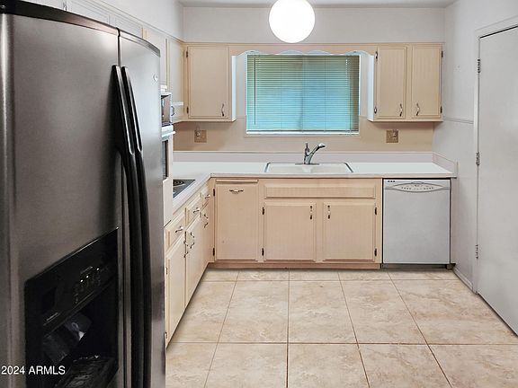 2nd image of 10214 W CINNEBAR Avenue