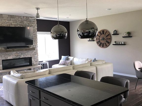 Linear gas fireplace with