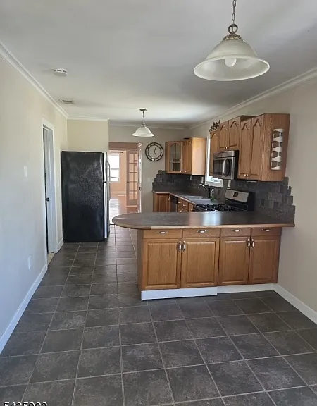929 Adams Ave — Photo 2