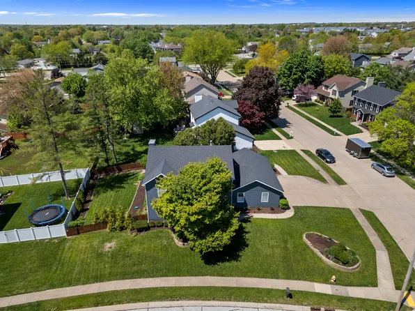 4690 Lindbergh Dr, Bettendorf, IA 52722