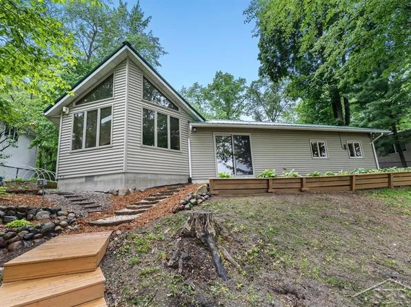 3320 N Lakeside Dr, Sanford, MI 48657