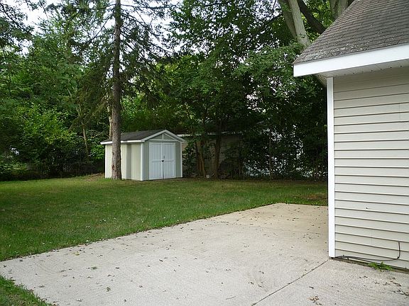 3rd image of 254 E 13th St