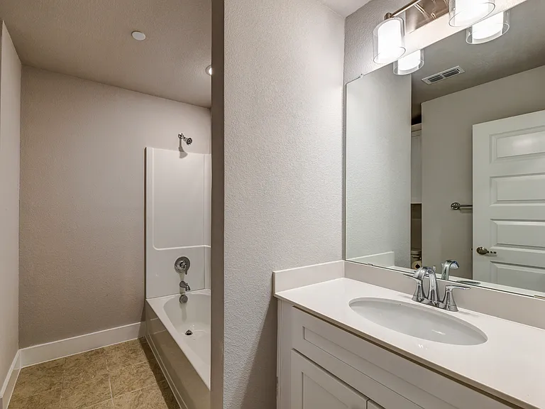 1218 Chestnut Ct E — Photo 3