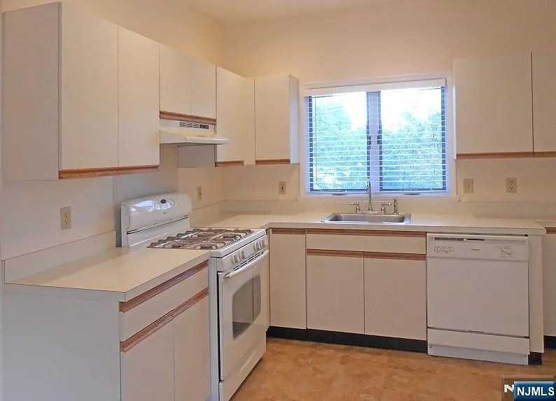 2 bed, 1.0 bath, $2,700 — Photo 2