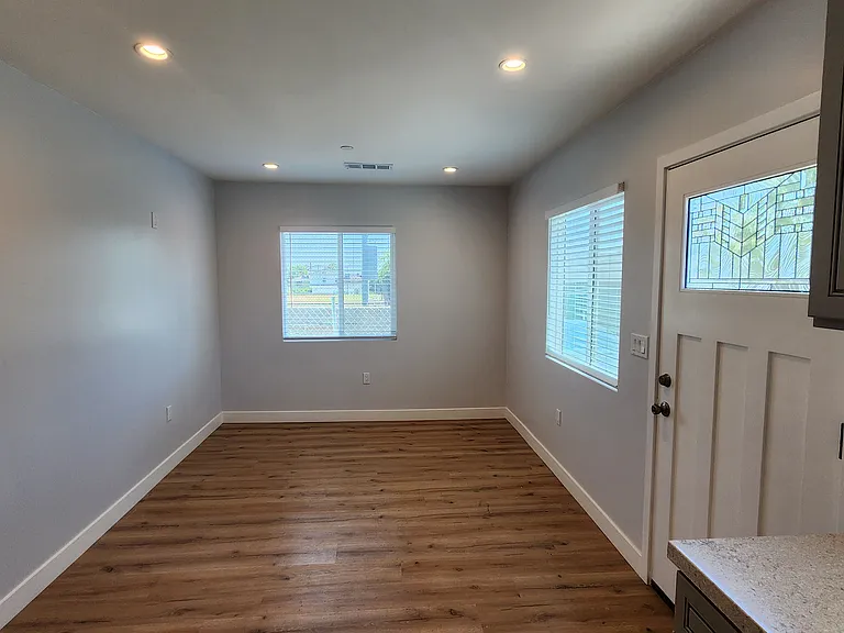1692 University Dr — Photo 7