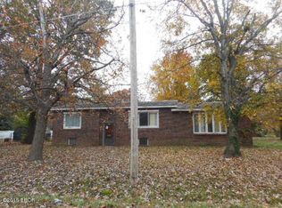 906 1st St, Benton, IL 62812