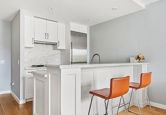 3rd image of 225 E 19th St #704