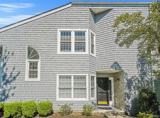 200 Lakebridge Dr N, Kings Park, NY 11754