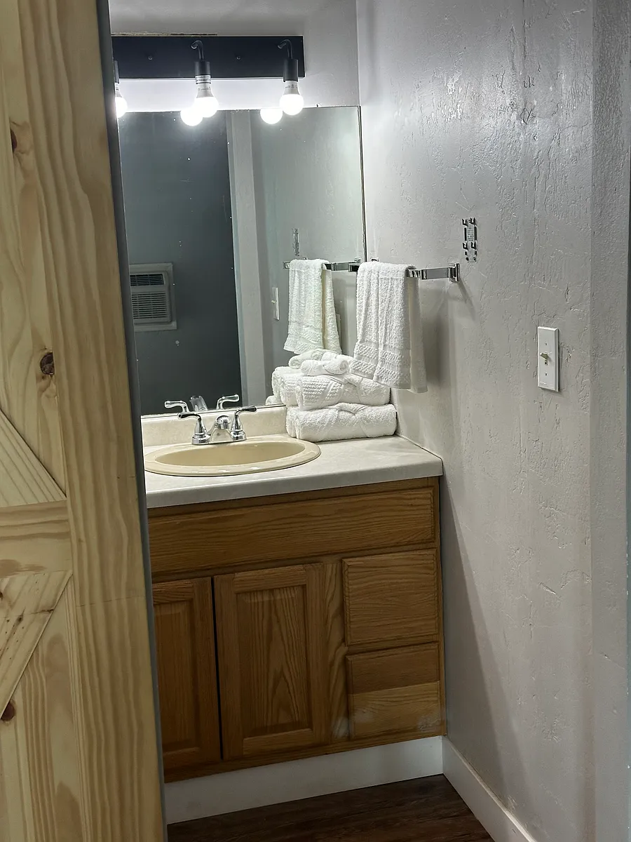 Building Photo - 1032 S Westland Dr #122