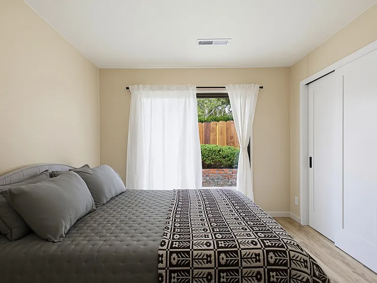 Guest room with new closet (Pic 5)