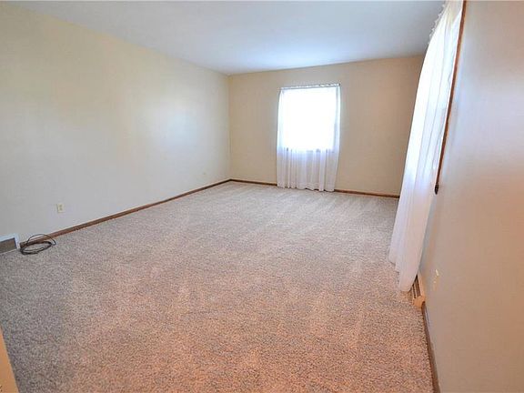 3rd image of 138 Robinwood Dr