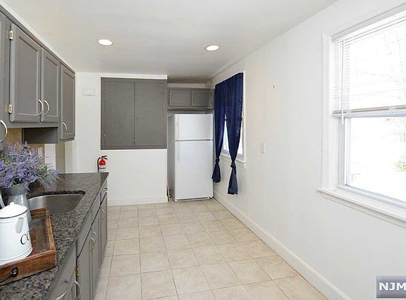 5th image of 8-31 Lake St