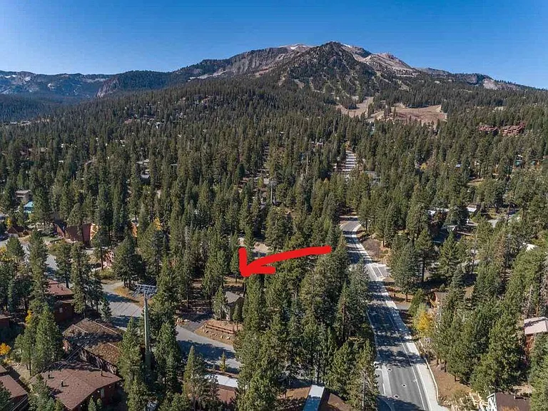 House is 2nd from corner of Horseshoe and Canyon. Bus to Canyon lodge stops at that corner. Short walk to Village with restaurants and gondola to/from ski area.