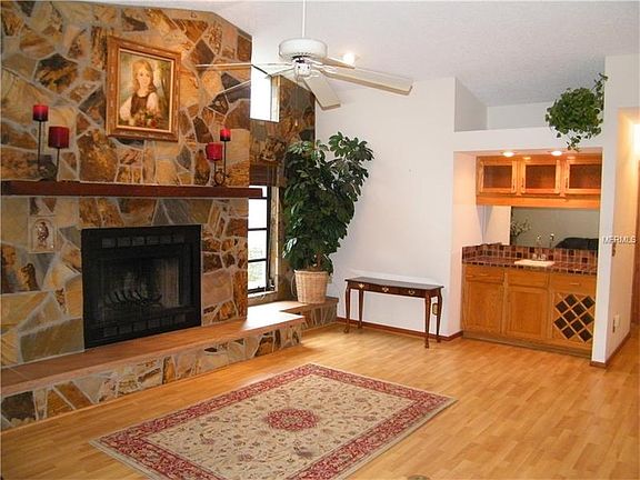 3rd image of 887 Harbor Hill Dr