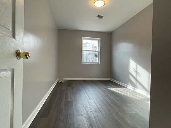 4th image of 597 Bramhall Ave #Basement
